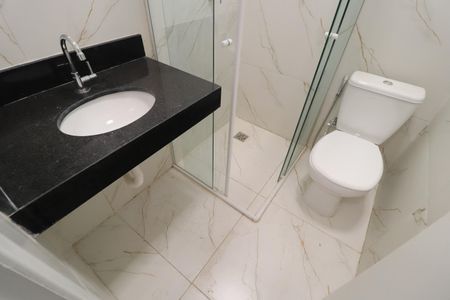 Casa de condomínio para alugar com 135m², 3 quartos e 3 vagasBanheiro do Quarto 1