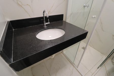 Casa de condomínio para alugar com 135m², 3 quartos e 3 vagasBanheiro do Quarto 1