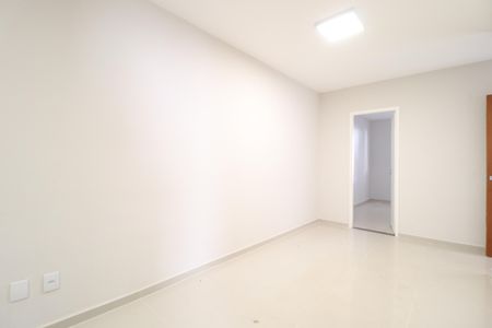 Sala de casa de condomínio para alugar com 3 quartos, 135m² em Aclimação, Uberlândia