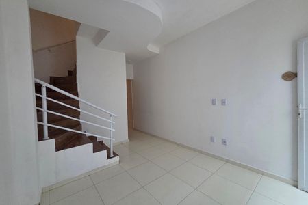 Sala de casa de condomínio para alugar com 2 quartos, 70m² em Vila Assuncao, Praia Grande