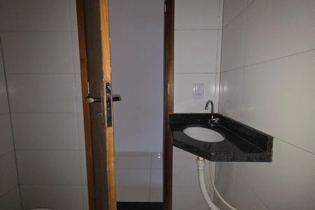 Banheiro de casa de condomínio para alugar com 2 quartos, 70m² em Vila Assuncao, Praia Grande
