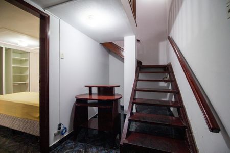 Casa para alugar com 142m², 3 quartos e 2 vagas Casa para alugar com 142m², 3 quartos e 2 vagasEscada