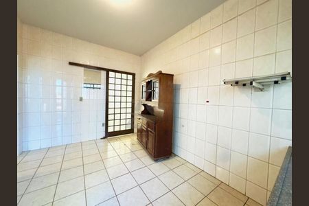 Casa para alugar com 70m², 2 quartos e 4 vagas Casa para alugar com 70m², 2 quartos e 4 vagasCozinha