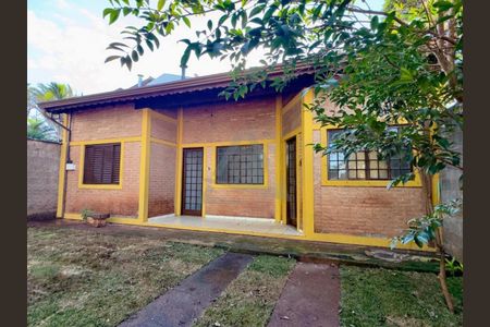 Casa para alugar com 70m², 2 quartos e 4 vagas Casa para alugar com 70m², 2 quartos e 4 vagasFachada