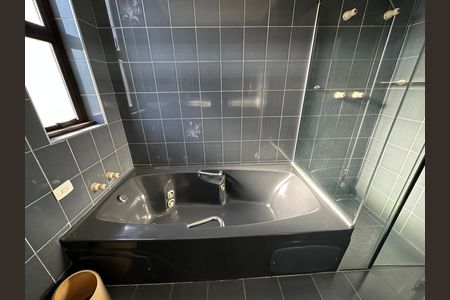 Casa de condomínio para alugar com 520m², 4 quartos e 4 vagasBanheiro da Suíte 2