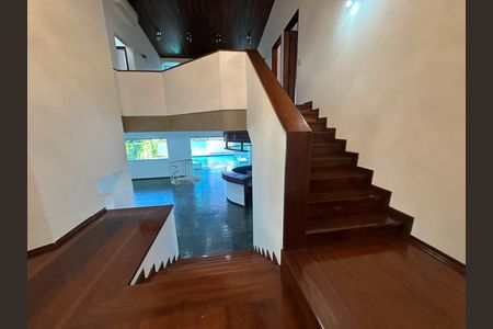 Casa de condomínio para alugar com 520m², 4 quartos e 4 vagasEscada