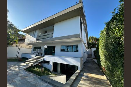 Casa de condomínio para alugar com 520m², 4 quartos e 4 vagasQuintal