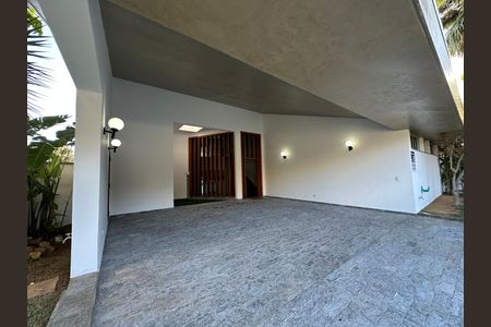 Casa de condomínio para alugar com 520m², 4 quartos e 4 vagasFachada