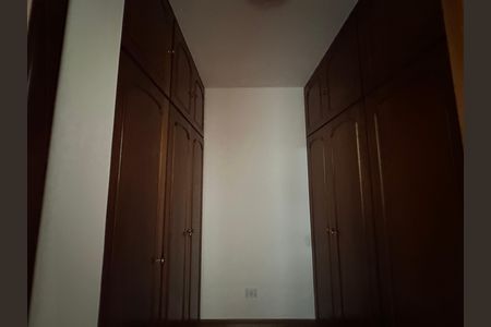 Casa de condomínio para alugar com 520m², 4 quartos e 4 vagasCloset da suíte 1