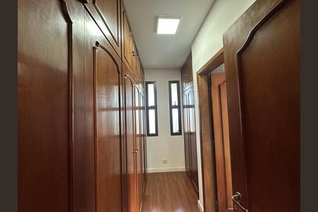 Casa de condomínio para alugar com 520m², 4 quartos e 4 vagasCloset da suíte 2