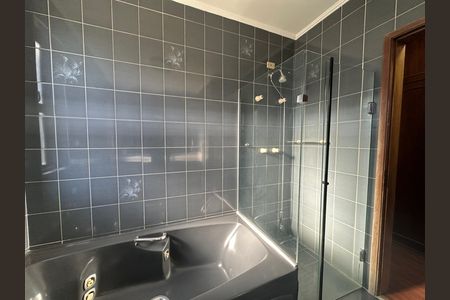 Casa de condomínio para alugar com 520m², 4 quartos e 4 vagasBanheiro da Suíte 2