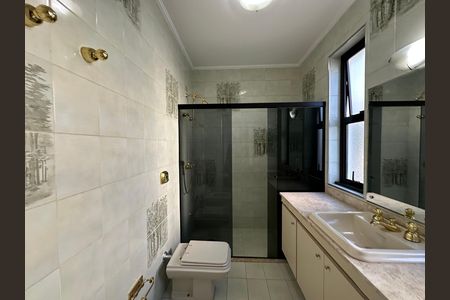 Casa de condomínio para alugar com 520m², 4 quartos e 4 vagasBanheiro da Suíte 4