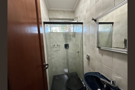 Casa de condomínio para alugar com 520m², 4 quartos e 4 vagasBanheiro de serviço