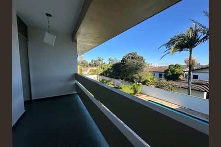 Casa de condomínio para alugar com 520m², 4 quartos e 4 vagasVaranda