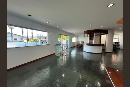Casa de condomínio para alugar com 520m², 4 quartos e 4 vagasSala