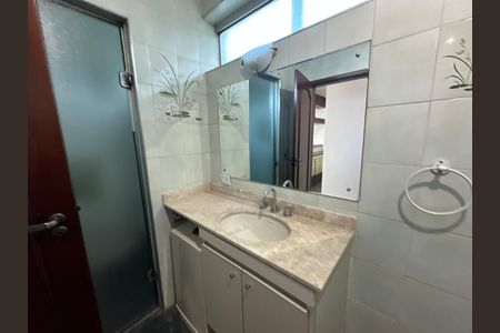 Casa de condomínio para alugar com 520m², 4 quartos e 4 vagasBanheiro Social