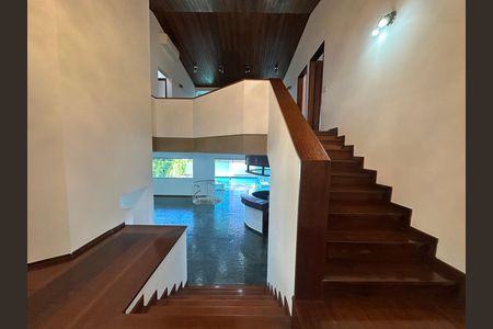 Casa de condomínio para alugar com 520m², 4 quartos e 4 vagasEscada