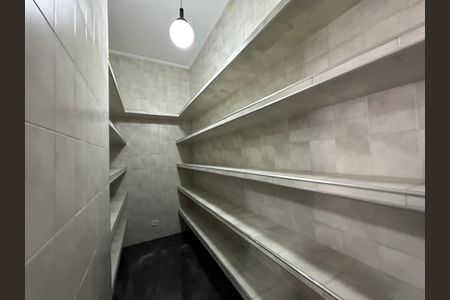 Casa de condomínio para alugar com 520m², 4 quartos e 4 vagasDespensa