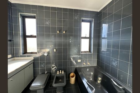 Casa de condomínio para alugar com 520m², 4 quartos e 4 vagasBanheiro da Suíte 2