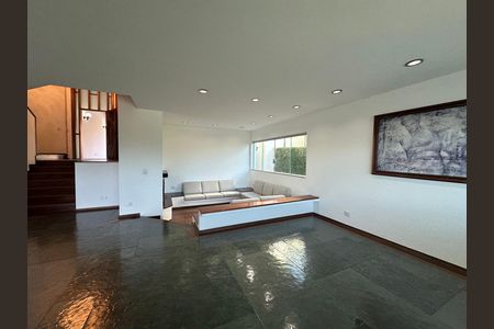 Casa de condomínio para alugar com 520m², 4 quartos e 4 vagasSala