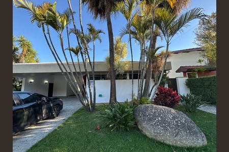 Casa de condomínio para alugar com 520m², 4 quartos e 4 vagasFachada