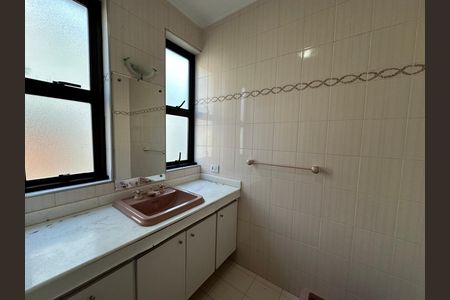 Casa de condomínio para alugar com 520m², 4 quartos e 4 vagasBanheiro da Suíte 1