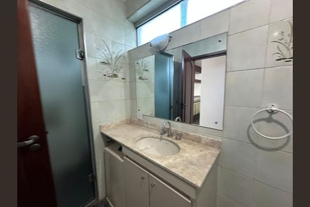 Casa de condomínio para alugar com 520m², 4 quartos e 4 vagasBanheiro Social