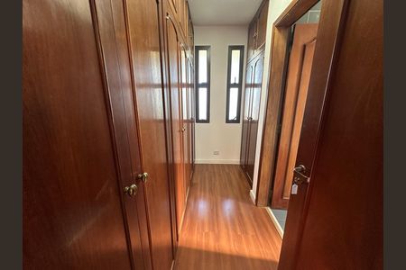 Casa de condomínio para alugar com 520m², 4 quartos e 4 vagasCloset da suíte 2