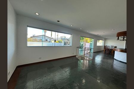 Casa de condomínio para alugar com 520m², 4 quartos e 4 vagasSala
