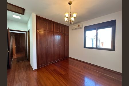 Casa de condomínio para alugar com 520m², 4 quartos e 4 vagasSuíte 3