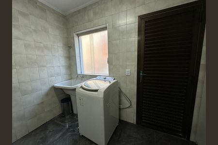 Casa de condomínio para alugar com 520m², 4 quartos e 4 vagasÁrea de Serviço