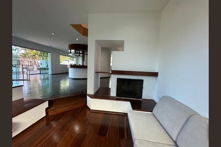 Casa de condomínio para alugar com 520m², 4 quartos e 4 vagasSala