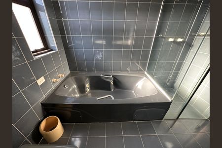 Casa de condomínio para alugar com 520m², 4 quartos e 4 vagasBanheiro da Suíte 2