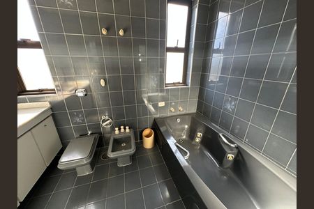 Casa de condomínio para alugar com 520m², 4 quartos e 4 vagasBanheiro da Suíte 2