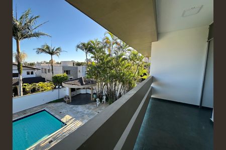 Casa de condomínio para alugar com 520m², 4 quartos e 4 vagasVaranda