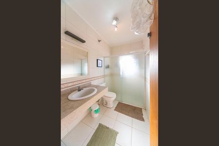 Banheiro Social 2 de casa à venda com 5 quartos, 380m² em Vila Valparaíso, Santo André