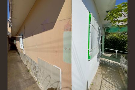 Casa à venda com 100m², 5 quartos e 2 vagasDetalhe corredor lateral 
