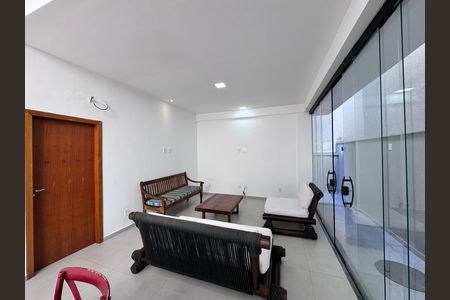 Sala de casa de condomínio para alugar com 3 quartos, 227m² em Vargem Pequena, Rio de Janeiro