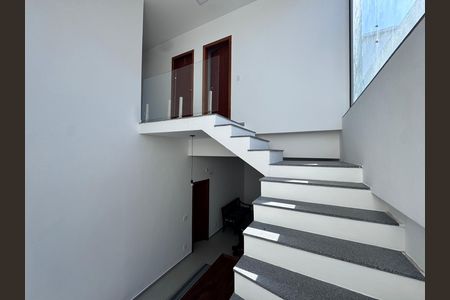 Escada de casa de condomínio para alugar com 3 quartos, 227m² em Vargem Pequena, Rio de Janeiro