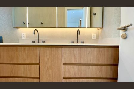 Banheiro da Suíte 3 de apartamento para alugar com 4 quartos, 163m² em Pinheiros, São Paulo