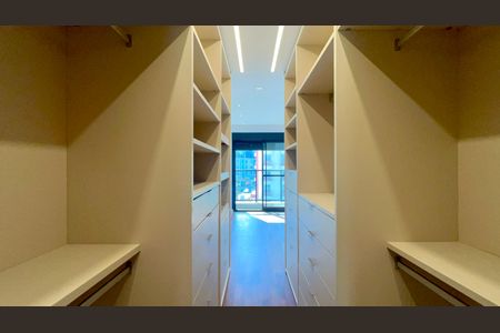 Closet da suíte 3 de apartamento para alugar com 4 quartos, 163m² em Pinheiros, São Paulo