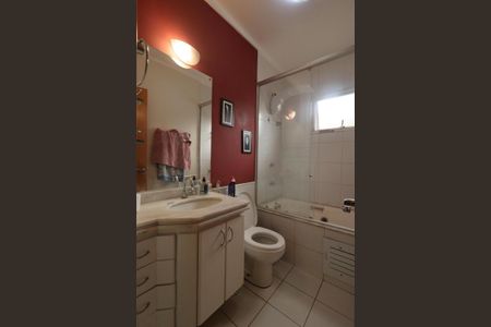 Casa de condomínio para alugar com 170m², 3 quartos e 2 vagasBanheiro da Suíte
