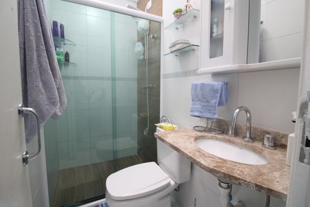 Banheiro da suíte 1 de casa de condomínio para alugar com 2 quartos, 78m² em Cidade Ademar, São Paulo