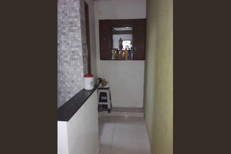Corredor de casa para alugar com 2 quartos, 80m² em Bambui, Maricá