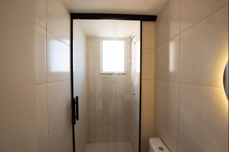 Banheiro de casa de condomínio para alugar com 2 quartos, 50m² em Bairro da Glória, Contagem