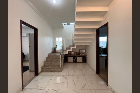 Hall social de casa à venda com 4 quartos, 360m² em Parque Xangri-lá, Contagem