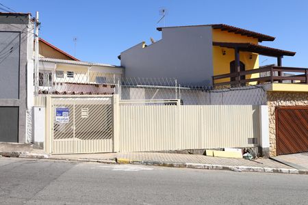 Fachada do imóvel - Placa GRANDE instalada no portão do imóvel dia 20.07.2026 - Código da placa: FEWQ-1314 de casa para alugar com 3 quartos, 180m² em São Miguel Paulista, São Paulo