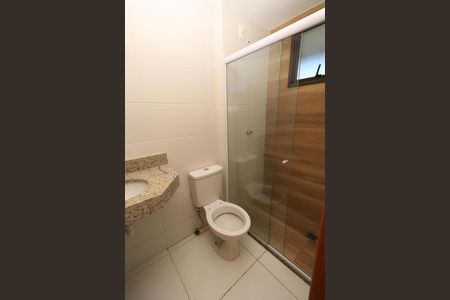 Banheiro social de kitnet/studio para alugar com 1 quarto, 22m² em Caminho das Árvores, Salvador