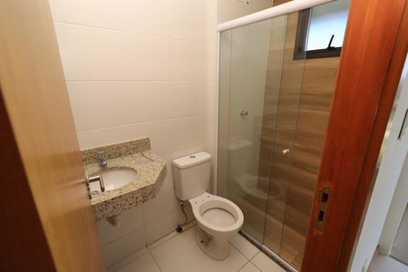 Banheiro social de kitnet/studio para alugar com 1 quarto, 22m² em Caminho das Árvores, Salvador