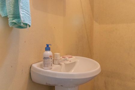 Banheiro de casa à venda com 2 quartos, 120m² em Hípica, Porto Alegre